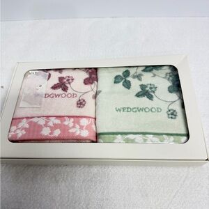 Authentic Wedgwood Pink & Mint Floral Hand Towel Gift Set
New Unused in nox